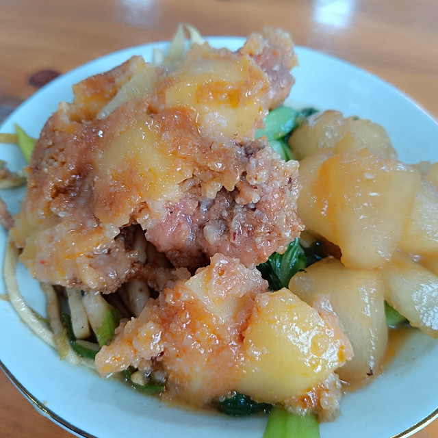 一箸蒸肉融暖意，几勺鱼丸慰饥肠