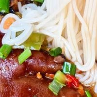 广西猪脚粉：一碗粉里的人间烟火，早夜皆欢的味觉盛宴