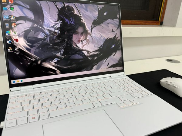 机械革命翼龙15 Pro天穹青版笔记本采用15.3英寸显示屏,ACD三面机身均使用金属材质,并经过混合喷砂工艺处理,赋予其优雅的外观。这款笔记本的厚度约为19.9mm,重量约为2kg,便于携带。机械革