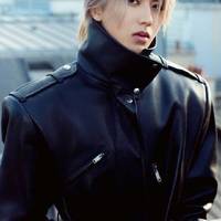 蔡徐坤巴黎时装周首穿未发布黑皮衣 东方美学重构国际时尚新坐标