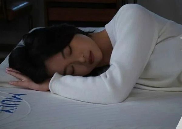 梦百合《不被压住的她》，道出了女性隐秘的压力
