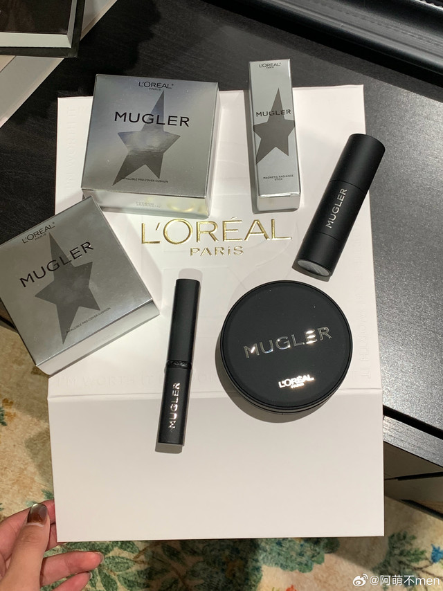 收到了巴黎欧莱雅Mugler 联名限定系列礼盒！👍一位宝宝同款黑胖子气垫！里面有欧莱雅黑胖子气垫 这个联名款全黑的质感还蛮高级的！我第一次用黑胖子 没想到很好用诶！粉质很清透细腻 上脸叠加两层都还很服