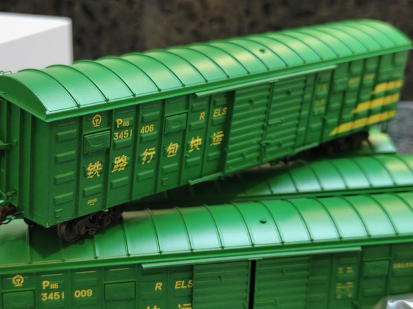 展示解说曙光模型HO比例P65行包快运棚车模型（套装2）～轨道交通火车迷机辆模式货车railfan～Aurora Miniatures