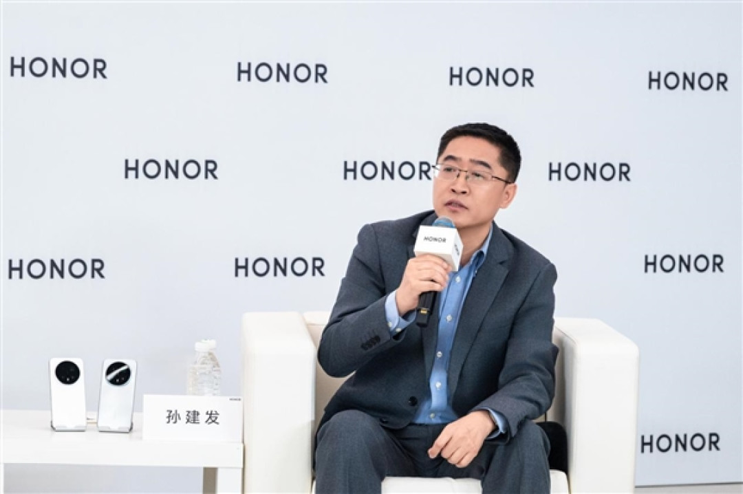 从AiPhone到ROBOT PHONE:荣耀掌控未来AI话语权