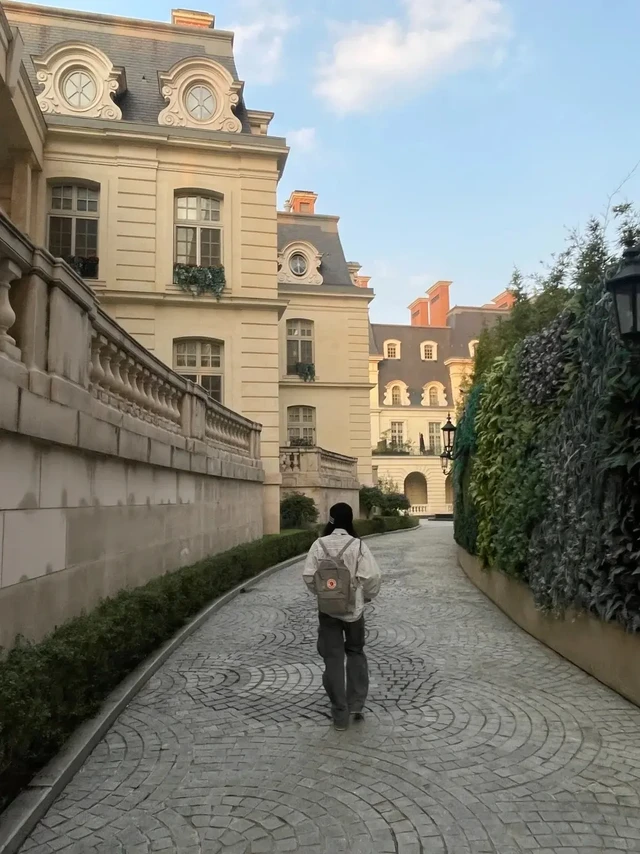 没人觉得背雾灰有种高智女的感觉吗清冷绝了。88💰真的绝🩶我走哪背哪！！
最近通勤/上学/短途旅行都在背它！
✨北极狐16L雾灰双肩包真实测评⬇️
🩶【颜色超耐看】
低饱和雾灰色太高级了！
晴天偏冷调 