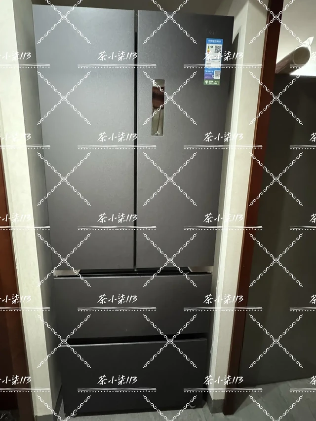 60m²小户型美的冰箱装下“全家幸福感”刚搬的60m²小户型,厨房也就4㎡出头,三口之家要囤菜、存宝宝辅食,选冰箱愁坏了——要容量够、不占地,还得没异味!
幸好挖到美的470WUF PZE,完美踩中需