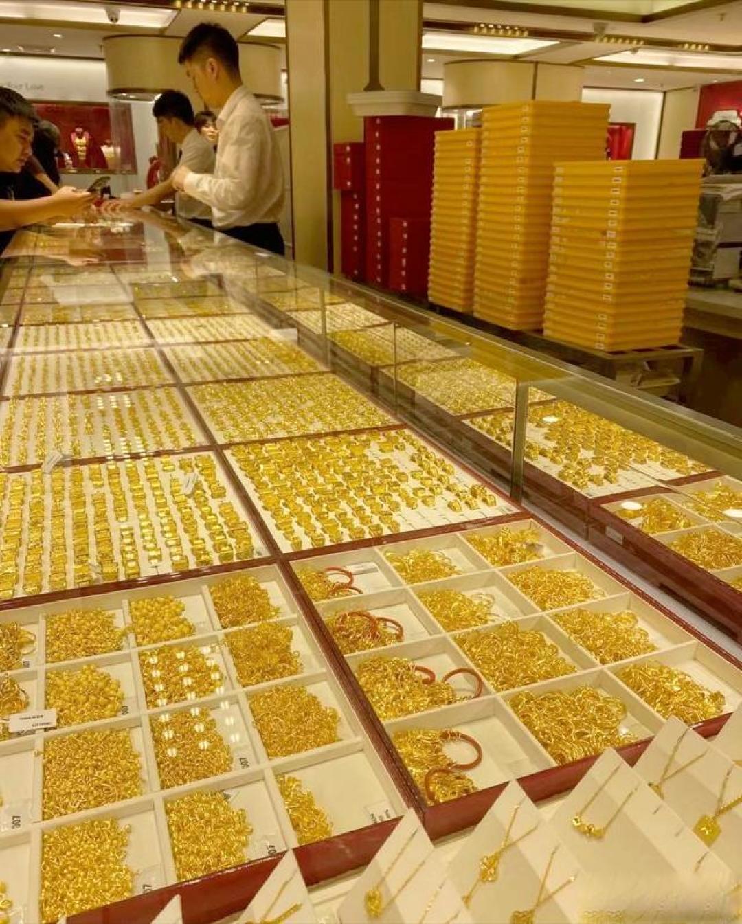 银行可能也没想到，有一天公示金价的这个牌子要4位数起～