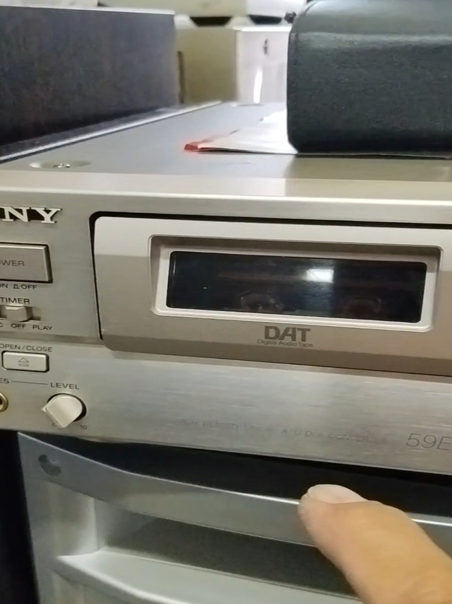 感受下33年前的索尼母带级音频播放器