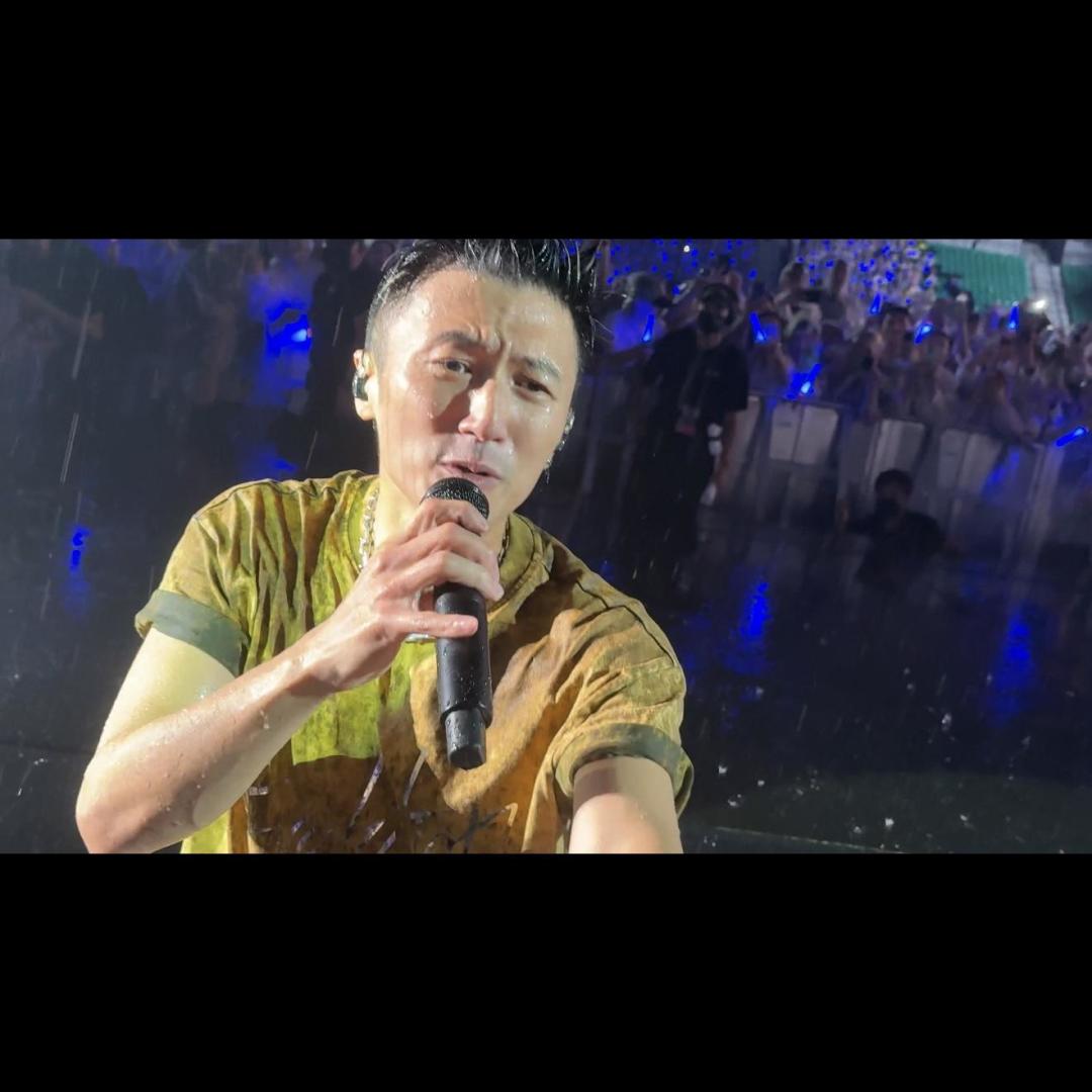 任贤齐哈尔滨演唱会温差段子出圈:抢票惊心无人机暖场,三代歌迷雪中燃情合唱