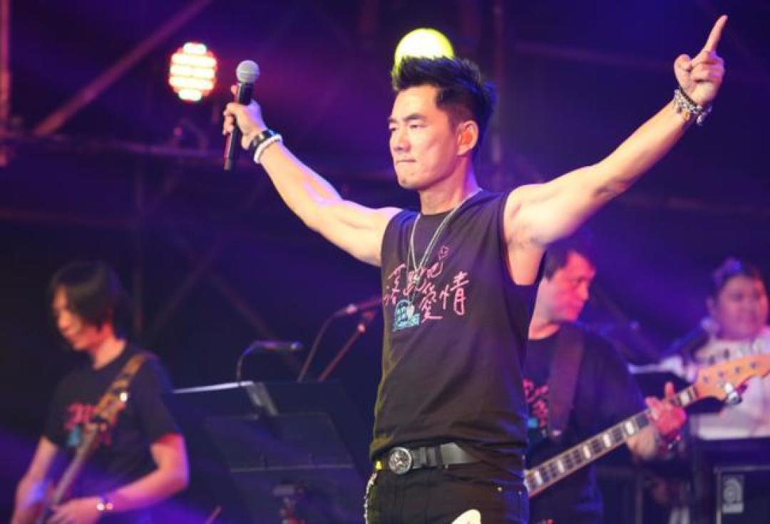 任贤齐哈尔滨演唱会温差段子出圈:抢票惊心无人机暖场,三代歌迷雪中燃情合唱
