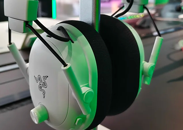 雷蛇旋风黑鲨V2：听声辩位神器