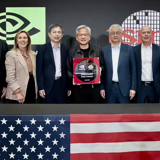 黄仁勋亲临见证！首片美国产英伟达 Blackwell 晶圆正式下线