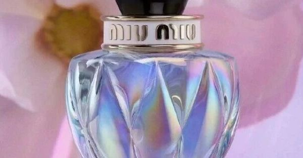 秋天的第一瓶香水！这瓶“木质暖香”，喷上像被阳光抱了一下，太治愈了