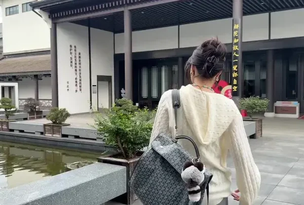 翻包记｜带娃出游狗牙大双肩里都装了啥？
#包包推荐 #种草 #ootd穿搭 #双肩包 #强烈推荐