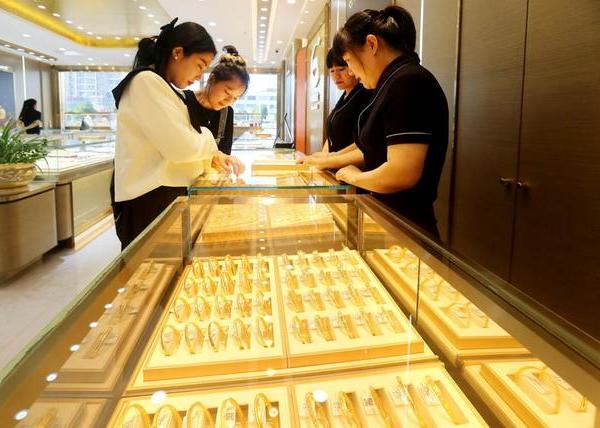 贵金属狂飙：白银83%涨幅领跑 金价逼近4180美元创新高