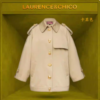 秋日穿搭 C 位当属这件爱神扣卡其色短风衣