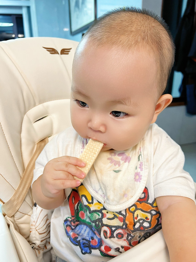 10个月的闺女零食自由啦