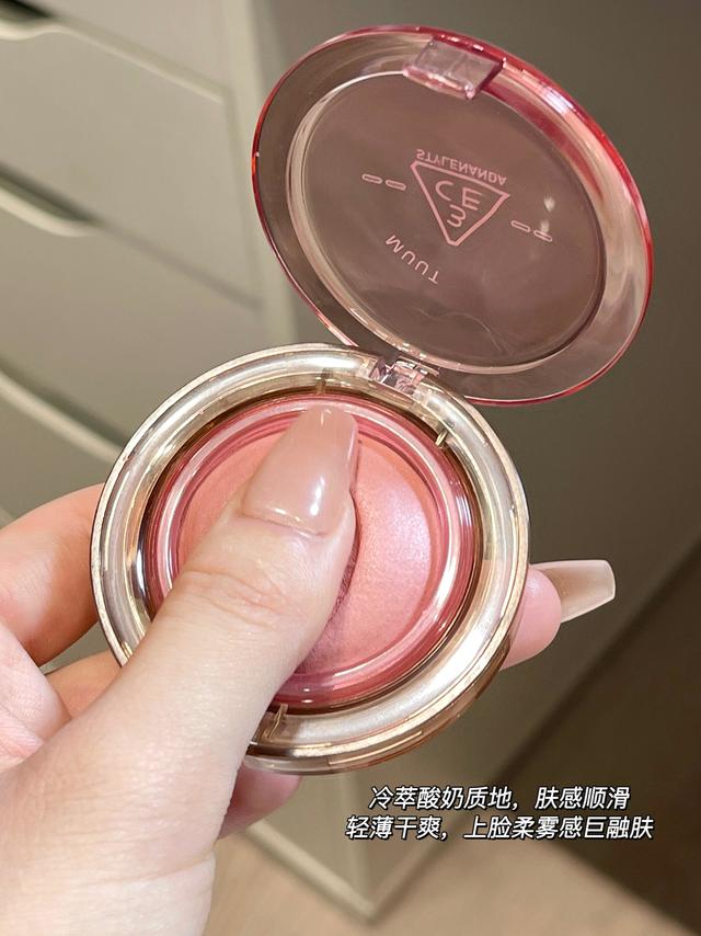 #我的本命妆备##彩妆产品##微博美妆大赛#3CE这款“好脸色多用膏”简直是氛围感作弊神器，一颗成妆化全脸，懒人和细节控都能狂喜，用过一次就想把全色号锁死！先看这颜值设计，透明渐变壳子搭配3CE经典三