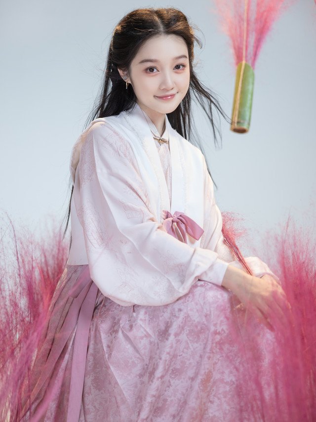 #花朝新品# 汉服ｘ昆曲，繁华故梦，又绘新篇。花朝记ｘ江苏省演艺集团昆剧院《南柯梦》联名，邀您同赏~——花朝记ｘ江苏省演艺集团昆剧院——戏外南柯梦系列：以梦境唱人生，以虚幻演现实南柯一梦，亦幻亦真裁云