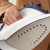 小熊电熨斗：高效熨烫与便捷设计