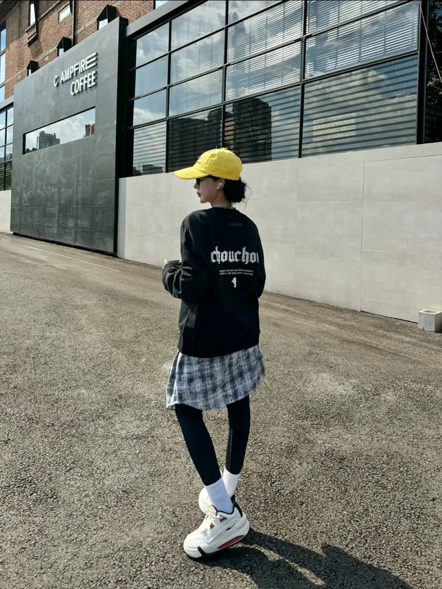 当潮流邂逅复古乐章，在《十一月的萧邦》里穿成风格玩家 把周同学的旋律穿在身上，这件限定卫衣是潮人的“音符战袍”。黑调主色是低调的态度，背后“chouchou”印花暗藏巧思，像肖邦的音符在衣摆跳跃；搭配