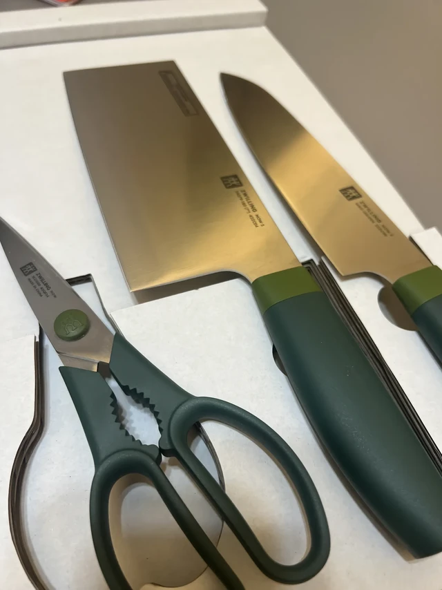 普通家庭在山姆消费了什么-刀。ZWILLING NOW S 三件套：手工刃口精磨、刀面FRIODUR冰锻处理，更抗腐蚀、不易卷、刀背45度磨抛，照顾使用感受、手柄防滑处理更安全、可拆卸式设计，清洗更方