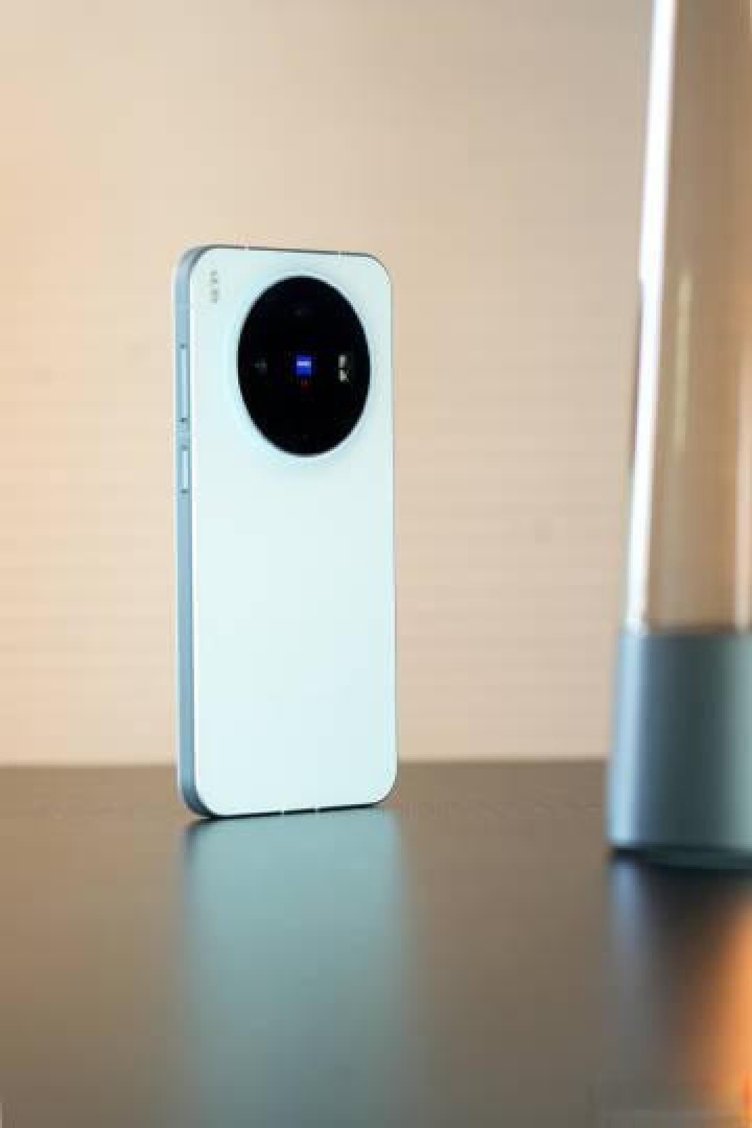 vivo X300真机测评：190克轻薄机身配蔡司三摄，天玑9500竟能玩转4K原神？