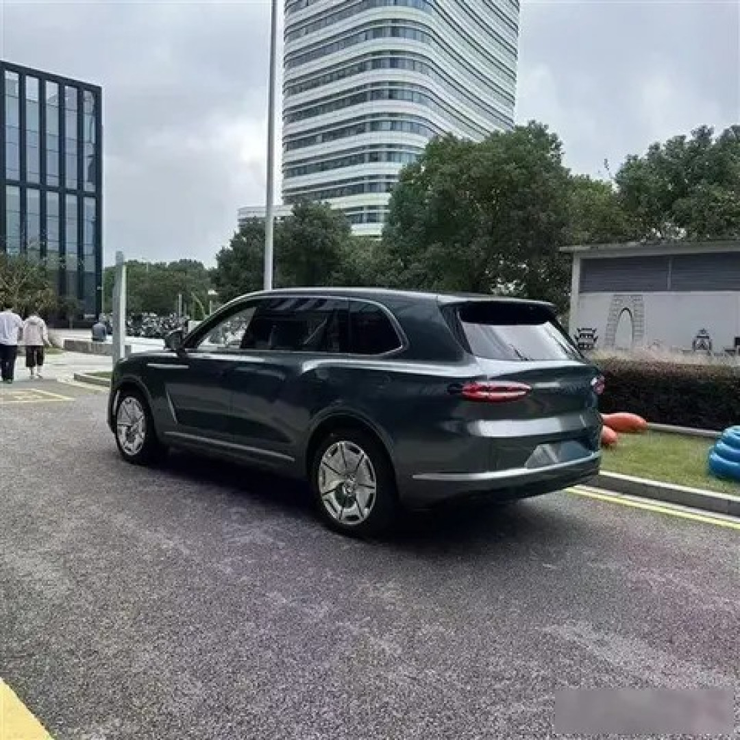 神秘新车模仿英伦豪华SUV设计引争议