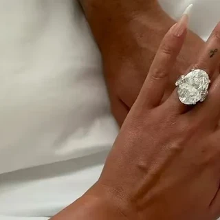 C罗的2亿订婚戒闪瞎了！网友热评：这够我买100套婚房！
