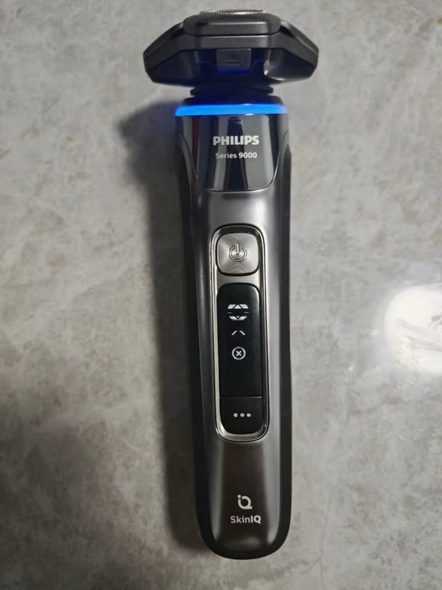 #周杰伦代言飞利浦旋护式剃须刀##飞利浦旋护式剃须刀#  @飞利浦健康生活Lab 两年前的我还是个在超市货架前随意挑选剃须刀的职场新人，直到在一次重要面试前，我被廉价剃须刀划破下巴，鲜血染红白衬衫的那