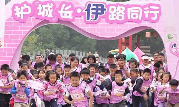 三河古镇，丰乐河、杭埠河、小南河在此交汇；而刚刚圆满落幕的达因伊可新“护「城」长・「伊」路同行”城墙亲子运动会合肥站，更让奔跑的活力和历史的静谧于此相融。家长带着孩子一起在古城墙旁奔跑挥洒汗水，用运动