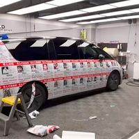 一辆理想MEGA车身贴满“寻亲启事” 车主：希望车衣早点被撕下来