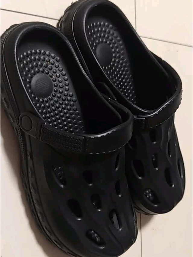 鞋底厚软舒适，适合短距离行走
