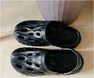 鞋底厚软舒适，适合短距离行走