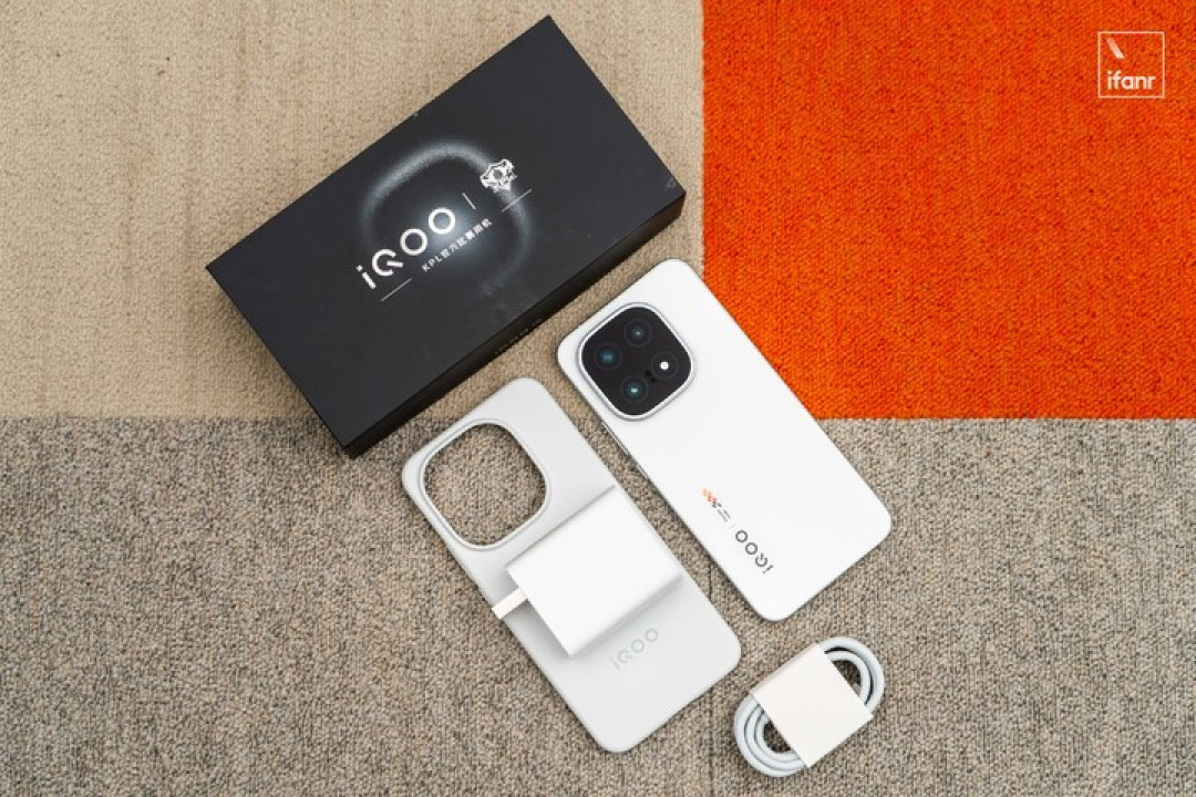 iQOO 15 体验:性能续航拉满后,电竞旗舰开始卷影像了