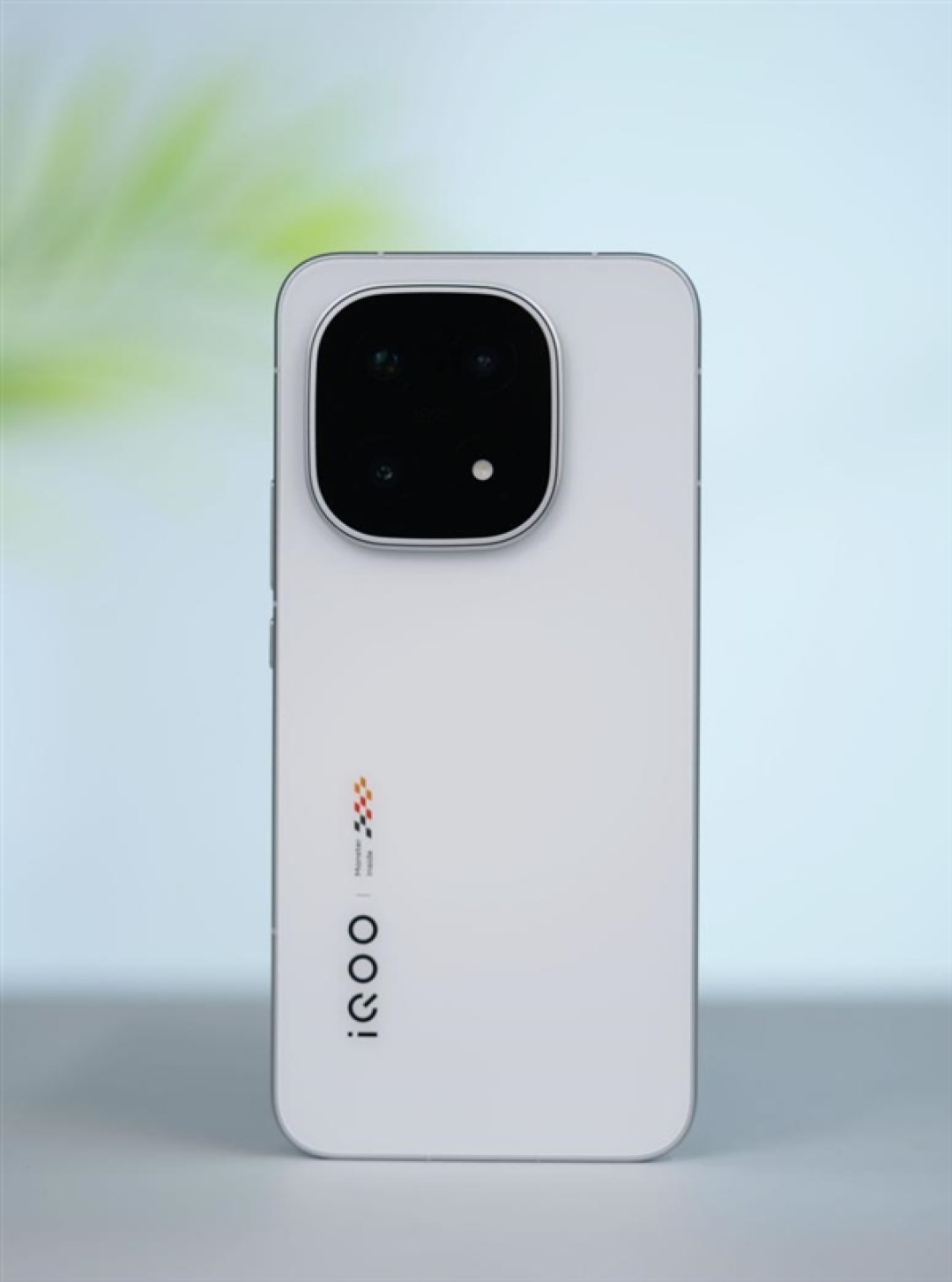 首发2K三星珠峰屏 一眼通透!iQOO 15图赏
