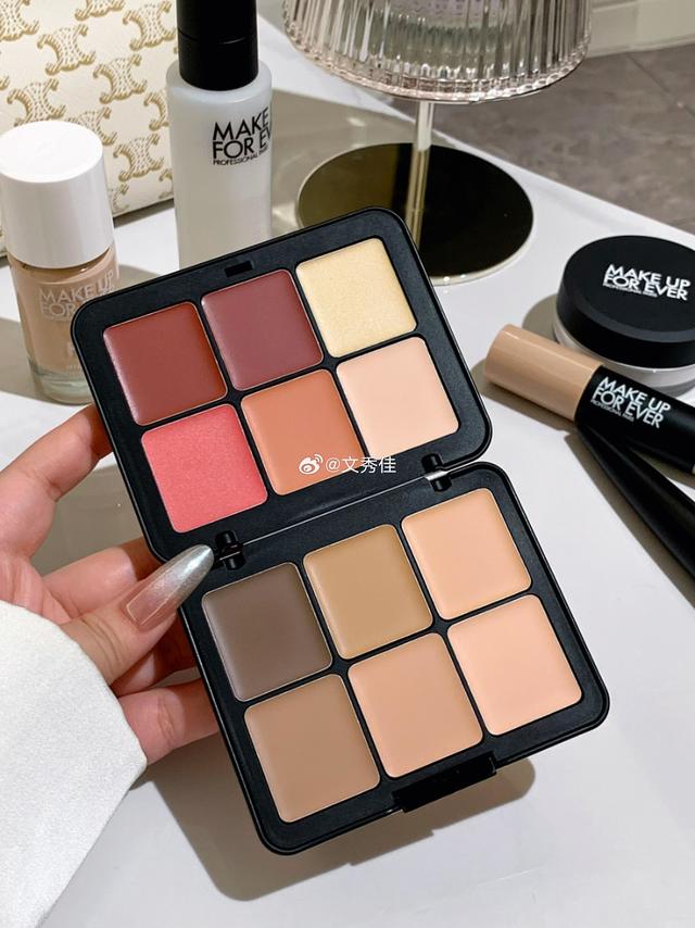 #我的本命妆备##彩妆产品##微博美妆大赛#挖到宝了，MAKE UP FOR EVER多效彩妆盘，一盘在手，妆容百变的宝藏秘籍，我一直都是个彩妆爱好者，热衷于探索各种好用的彩妆产品。最近挖到的MAKE