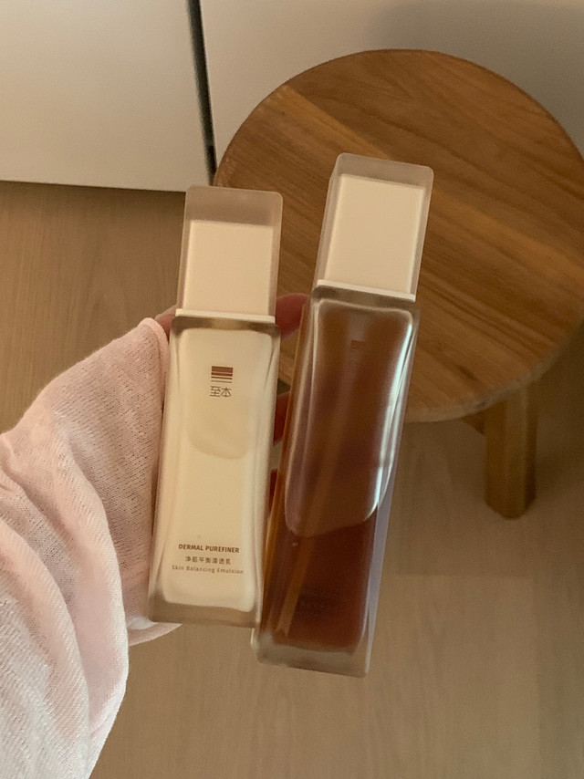 收到以及用了至本净肌水乳3.0马不停蹄想来写点反馈，简直是油皮/油痘皮的完美水乳 👍评来两宝试试它！！这一套可以说为油皮而生🤲🏻❤️核心就是主打平衡肌肤水油平衡，帮助油皮减少出油太多的困扰，以及舒缓泛