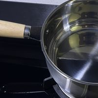 用料很考究，使用更安心：九阳 0 涂层316L奶锅