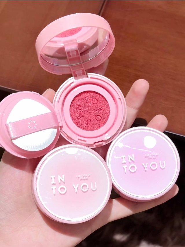 #微博美妆大赛##彩妆产品##微博兴趣创作计划# 救命！这颗“水嘟嘟”腮红把少女感焊在脸上了🥰 谁能想到腮红界也卷出了“水光感天花板”？INTO YOU这款气垫腮红直接把“伪素颜嫩妹”那套玩明白了！