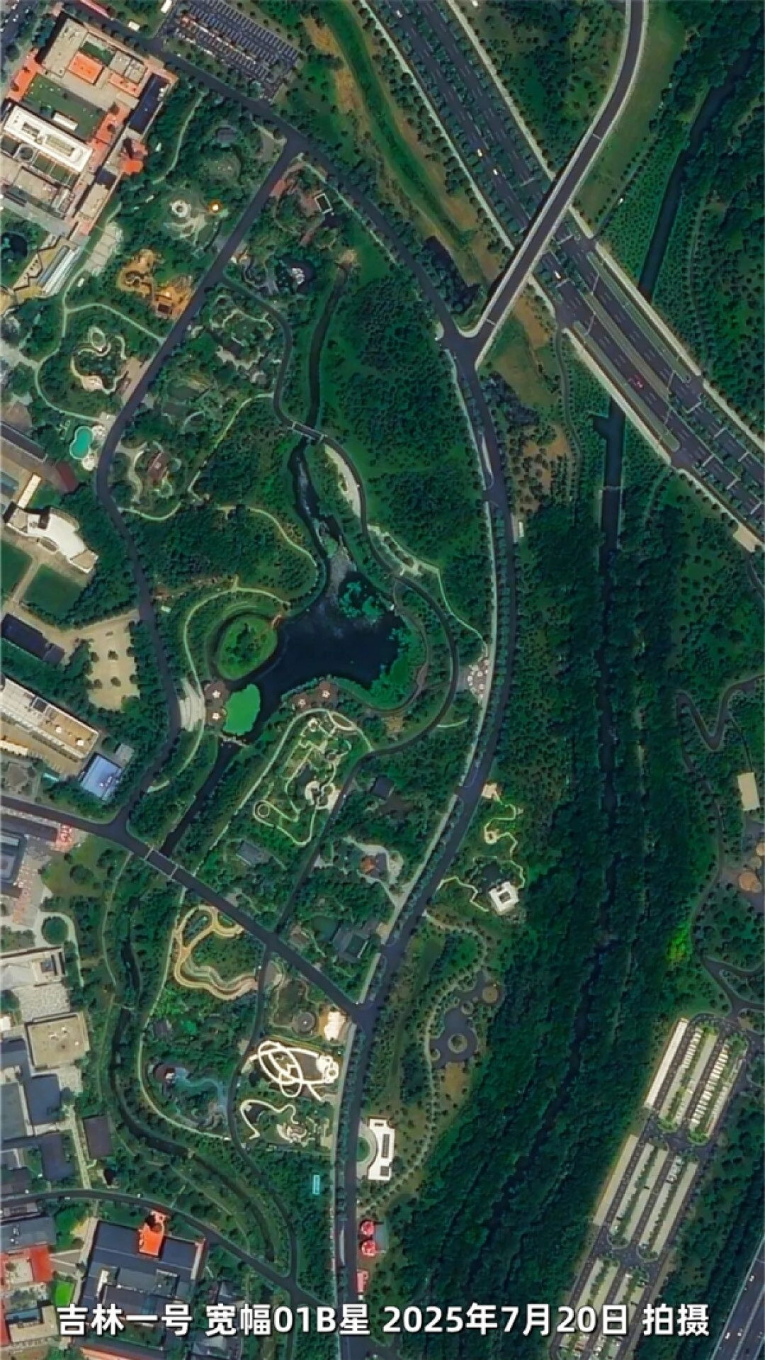 卫星俯瞰世界最大的城市中央公园:不在纽约 不在伦敦