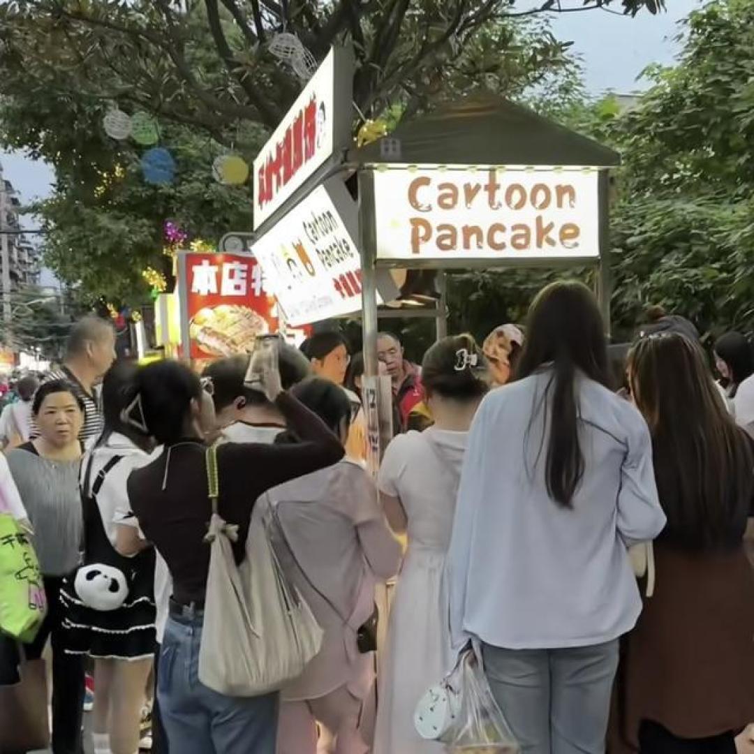 95后美术生把煎饼摊玩成移动美术馆：从调色盘到鏊子的就业破圈战
