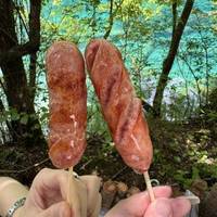 九寨沟烤肠测评：高原徒步者的能量密码与舌尖上的旅行仪式感