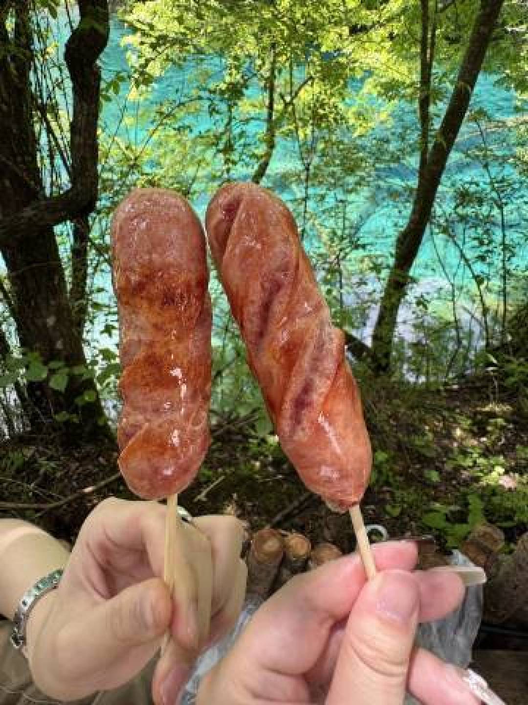 九寨沟烤肠测评:高原徒步者的能量密码与舌尖上的旅行仪式感