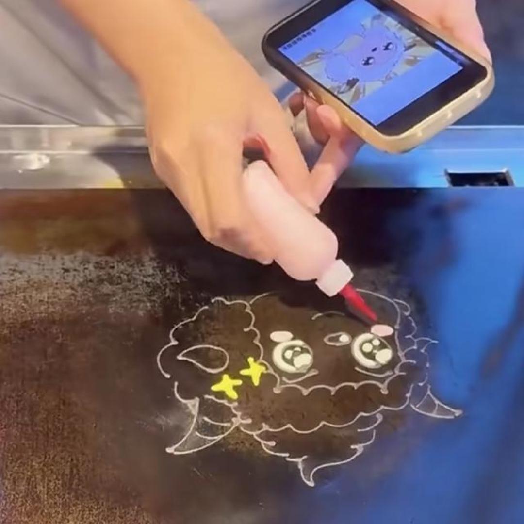 95后美术生把煎饼摊玩成移动美术馆：从调色盘到鏊子的就业破圈战