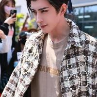 敖瑞鹏穿搭美学解析：如何用低饱和色与廓形单品穿出氧气感少年氛围