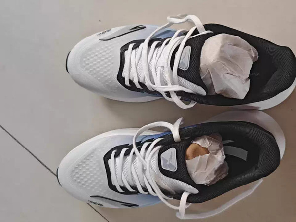 安踏毒刺6代：舒适缓震跑鞋