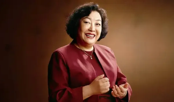 被丈夫抛弃的山东女人，靠卖饺子年入60亿