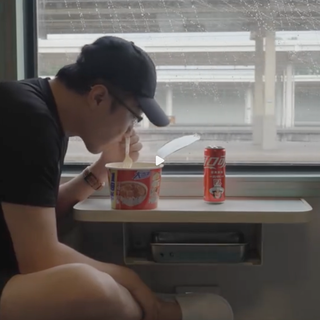 负债1亿的王自如坐绿皮火车出差，吃桶面配可乐进退自如