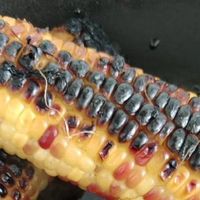 烟台烤肉店为助农用玉米做燃料